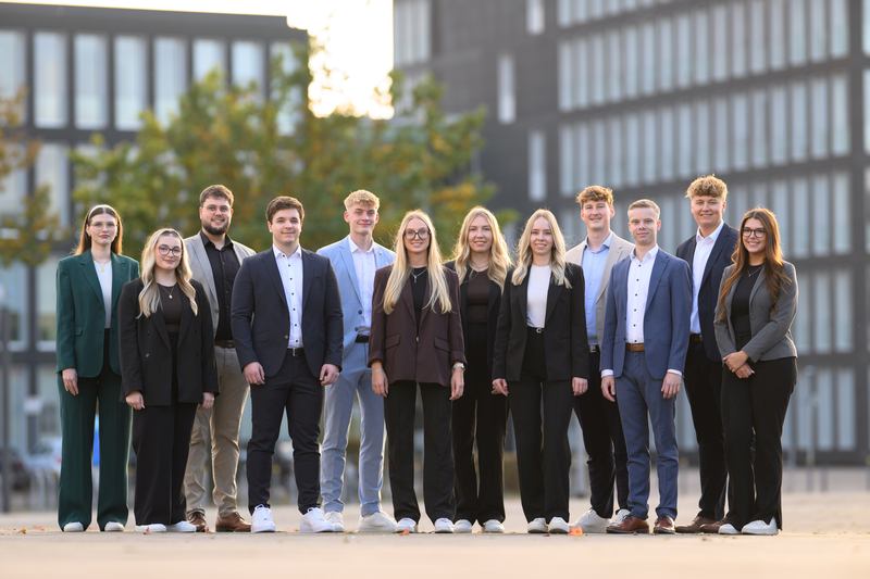 13 Nachwuchskräfte der LZO übernehmen vom 12. - 23. Januar 2026 die LzO Filiale in Wardenburg. Azubi-Filiale ist das Motto für den Praxistest. Mehr dazu in der WH Monatszeitung Wardenburg Meine Region Ausgabe Januar 2026. Foto: www.LzO.com 13 Nachwuchskräfte der LZO übernehmen vom 12. - 23. Januar 2026 die LzO Filiale in Wardenburg. Azubi-Filiale ist das Motto für den Praxistest. Mehr dazu in der WH Monatszeitung Wardenburg Meine Region Ausgabe Januar 2026. Foto: www.LzO.com