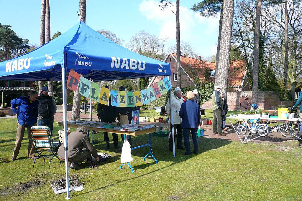 Pflanzenmarkt im Landkreis Oldenburg NABU Hatten lädt ein zum Markt mit heimischen Pflanzen in Sandkrug. Foto Monika Fauser NABU Ortsgruppe Hatten - www.nabu-hatten.de pflanzenmarkt_oldenburg_landkreis_sandkrug_nabu-hatten_monika_fauser_foto _zeitung_landkreis-kurier.de