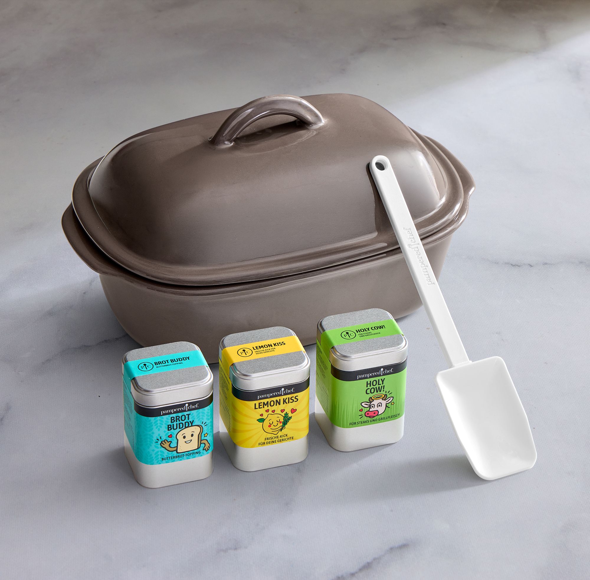 Ofenliebe Stoneware Ofenmeister im Set mit WürzFreunden und Schaber im Angebot im Pampred Chef Online-Shop GrAbo ofenliebe_ofenmeister_stoneware_set_angebot_wuerzfreunde_schaber_bundle_pampered-chef_grabo