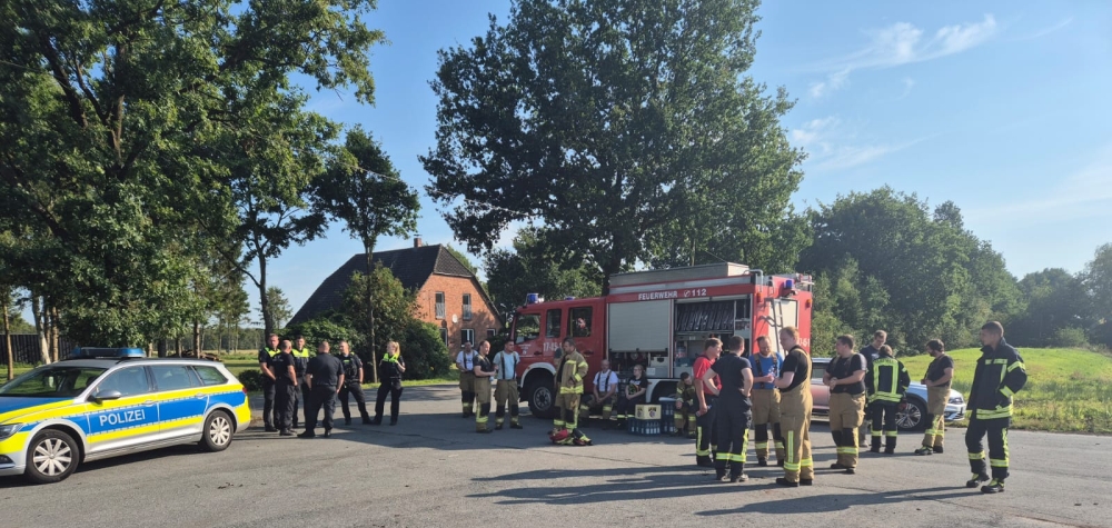 LK Oldenburg: Einsatzkräfte von Polizei und Feuerwehr im Torfabbaugebiet Wardenburg Harbern. Phosphorbombe in Harbern gefunden. 20. Juli 2024. Foto Thomas Fürst Freiwillige Feuerwehr Achternmeer