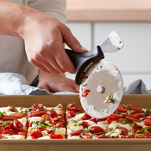 Pizzaschneider Plus Artikel -Nr. 1303 von Pampered Chef hier im Shop GrAbo https://www.pamperedchef.de/pws/grabo/product/DEO-schneiden-und-zerkleinern/1303 pizzaschneider_pampered_chef_product_onlineshop_grabo