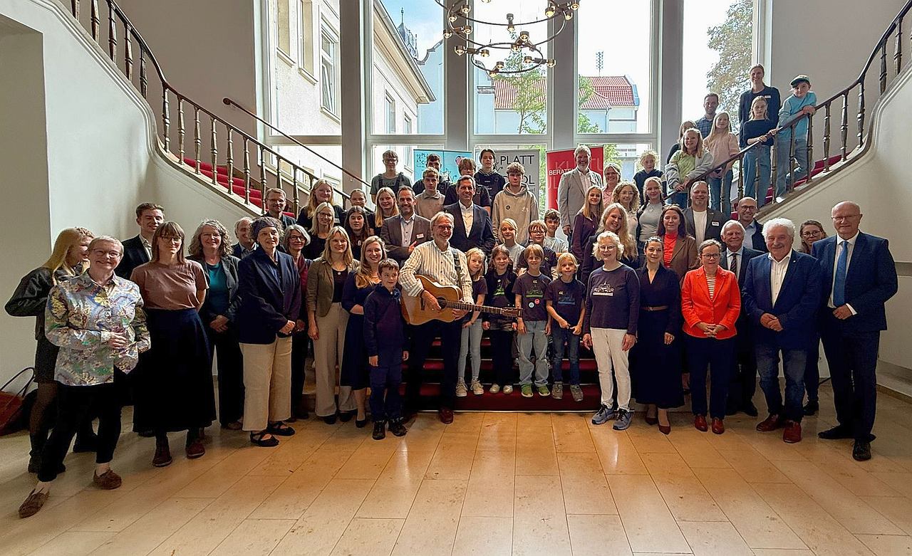 Viele Plattdeutsch-Akteure kamen bei der Feierstunde in der Niedersächsischen Staatskanzlei zusammen. (Foto: Nicole Künnen, RLSB) Pressefoto Oldenburger Internetzeitung Viele Plattdeutsch-Akteure kamen bei der Feierstunde in der Niedersächsischen Staatskanzlei zusammen. (Foto: Nicole Künnen, RLSB) Pressefoto Oldenburger Internetzeitung