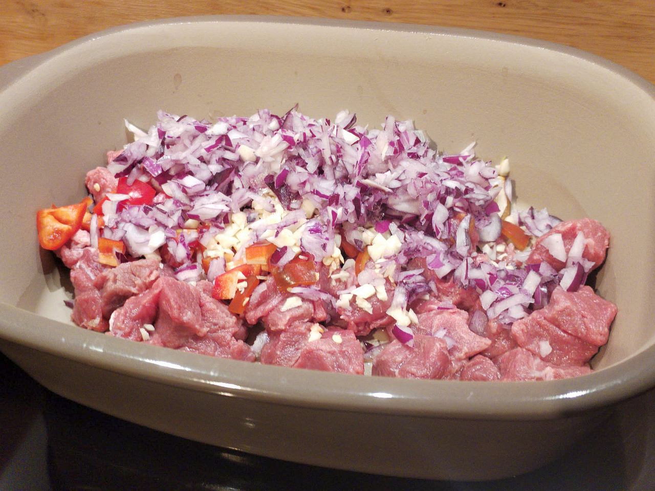 Rindergulasch ohne Anbraten im Ofenmeister Stoneware Pampered Chef. Zutaten. Rezept + Foto Uta Grundmann-Abonyi https://pc-stoneware.de/rezept/ofengulasch gulasch-rind-rezept-ofenmeister-pampered-chef-grabo