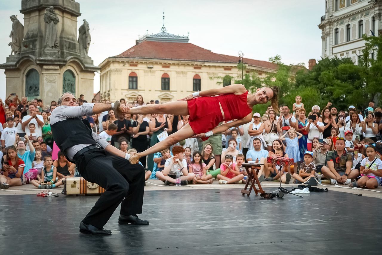 SPIELART op de Geest Artisten in Aktion beim Kulturfest. Foto Duo Laos Fenyfesztival Huby (Veranstalter | Landkreis Oldenburg) • Zeitung Landkreis Kurier spielart_duo-laos-fenyfesztival_huby_kullturfestival_od_de_geest_oldenburg_landkreis