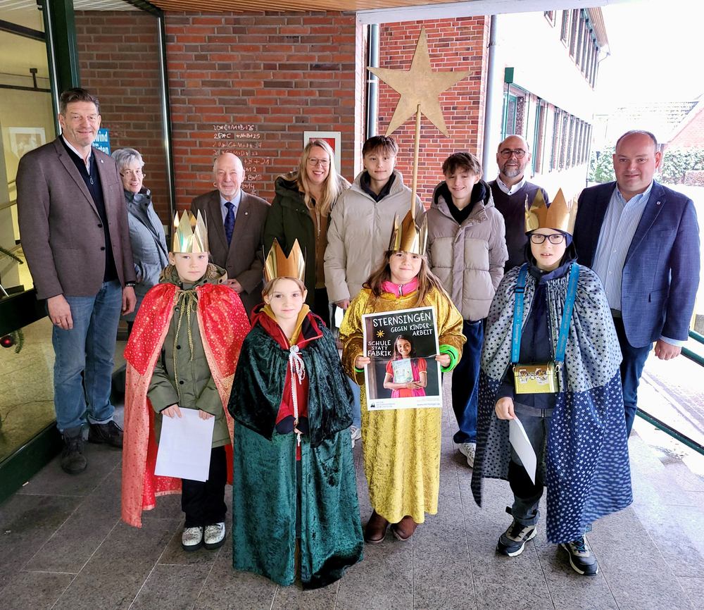 Die Sternsinger sowie Vertreterinnen und Vertreter der kath. Kirchengemeinde St. Joseph werden im Rathaus von Vertretern der Gemeinde Wardenburg begrüßt. Foto: Gemeinde Wardenburg. Veröffentlicht unter www.landkreis-kurier.de Zeitung für Wardenburg SEO Redaktion Uta Grundmann-Abonyi 0173 9424897 sternsinger_wardenburg_2026_zeitung_gemeinde