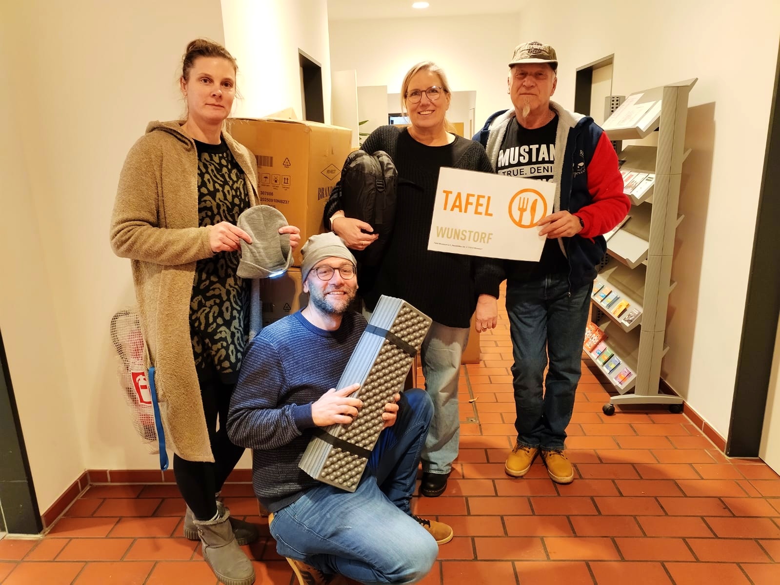 Freuen sich über die Spende von der Tafel Wunstorf e. V. - die Mitarbeiter vom Tagesaufenthalt der Diakonie Cloppenburger Straße in Oldenburg. Hier mit Wolfgang Wachtmeester aus Wunstorf. Foto: Uta Grundmann-Abonyi Freuen sich über die Spende von der Tafel Wunstorf e. V. - die Mitarbeiter vom Tagesaufenthalt der Diakonie Cloppenburger Straße in Oldenburg. Hier mit Wolfgang Wachtmeester aus Wunstorf. Foto: Uta Grundmann-Abonyi