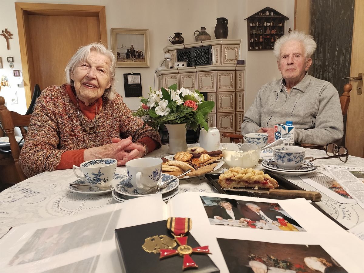 Ursula und Adolf Rau erzählen der SEO Redakteurin Uta Grundmann-Abonyi und Entwicklunshelferin Erika Barra über die Arbeit für die Eine-Welt-Gruppe Wardenburg, den Eine-Welt-Laden und die Projekte mit dem Gehörlosenzentrum in Nepal. Zum Neujahrsempfang auf Schloss Bellevue wurde Adolf Rau eingeladen und er erhielt das Bundesverrdienstkreuz 2003. Foto Uta Grundmann-Abonyi Seoredaktion Landkreiskurier Zeitung Oldenburg Stadt und Landkreis Niedersachsen www.landkreis-kurier.de ursula_rau_adolf_rau_landkreis-oldenburg_eine-welt-gruppe_nepalhilfe_foto_grabo_landkreis-kurier.denshelferin Erika Barra über die Arbeit für die Eine-Welt-Gruppe Wardenburg, den Eine-Welt-Laden und die Projekte mit dem Gehörlosenzentrum in Nepal. Zum Neujahrsempfang auf Schloss Bellevue wurde Adolf Rau eingeladen und er erhielt das Bundesverrdienstkreuz 2003. Foto Uta Grundmann-Abonyi Seoredaktion Landkreiskurier Zeitung Oldenburg Stadt und Landkreis Niedersachsen www.landkreis-kurier.de