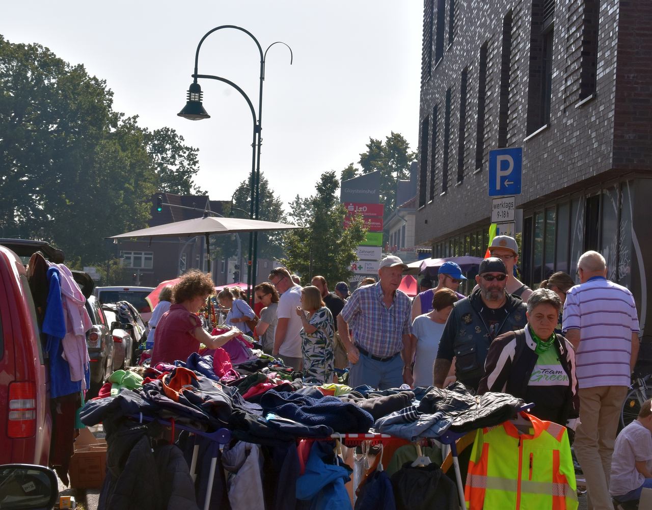 Flohmarkt in Wardenburg. Foto: Uta Grundmann-Abonyi www.landkreis-kurier.de wardenburg-markt-flohmarkt-herbstmarkt-foto-grabo