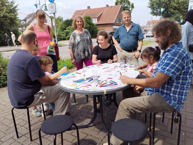 Alexandra Wyen-Hohnolt und Hartmut Hohnholt vom Immobilienbüro Wyen-Hohnholt haben einen Zeichner eingeladen, der mit den Menschen gemalt hat. Foto Uta Grundmann-Abonyi Zeitung www.landkreis-kurier.de hartmut_hohnholt_Immobiliengutachter_Wardenburg_Alexandra_Wyen-Hohnholt_Maklerin_Löwenherz