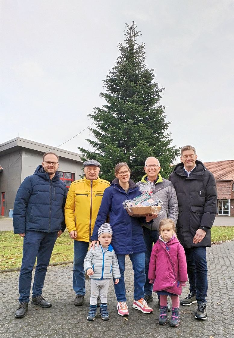 DANKE sagen Friedrich Taubert und Sven Wiedenfeld sowie Bürgermeister Christoph Reent an die Wardenburger Weihnachtsbaumstifter Familie Rosenow und Opa Ingo Dittmer für den Weihnachtsbaum Wardenburg 2024. Foto Uta Grundmann-Abonyi Agentur GrAbo www.landkreis-kurier.de