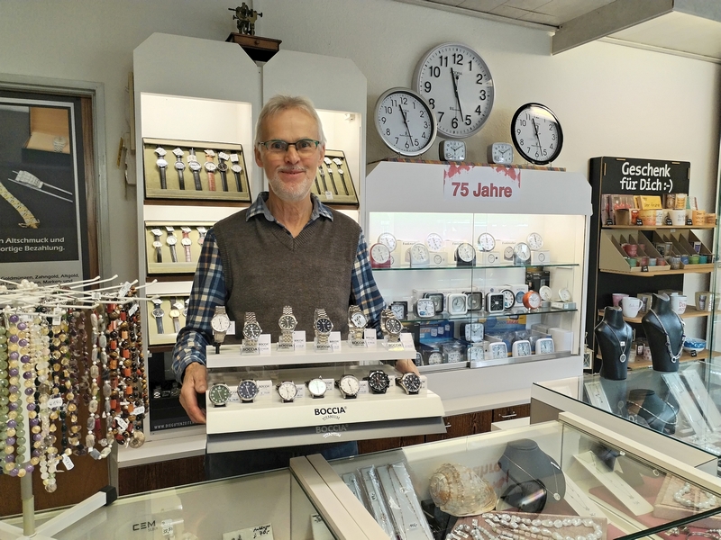 Uhren in großer Auswahl bietet Wolfgang Martens in seinem Fachgeschäft für Uhren, Schmuck, Geschenke und Altgoldankauf in Kirchhatten. Foto: Uta Grundmann-Abonyi Redaktion Zeitung WH Meine Region und Landkreis Kurier wolfgang_martens_uhrmacher_uhren_geschenke_goldankauf_hatten_foto_grabo
