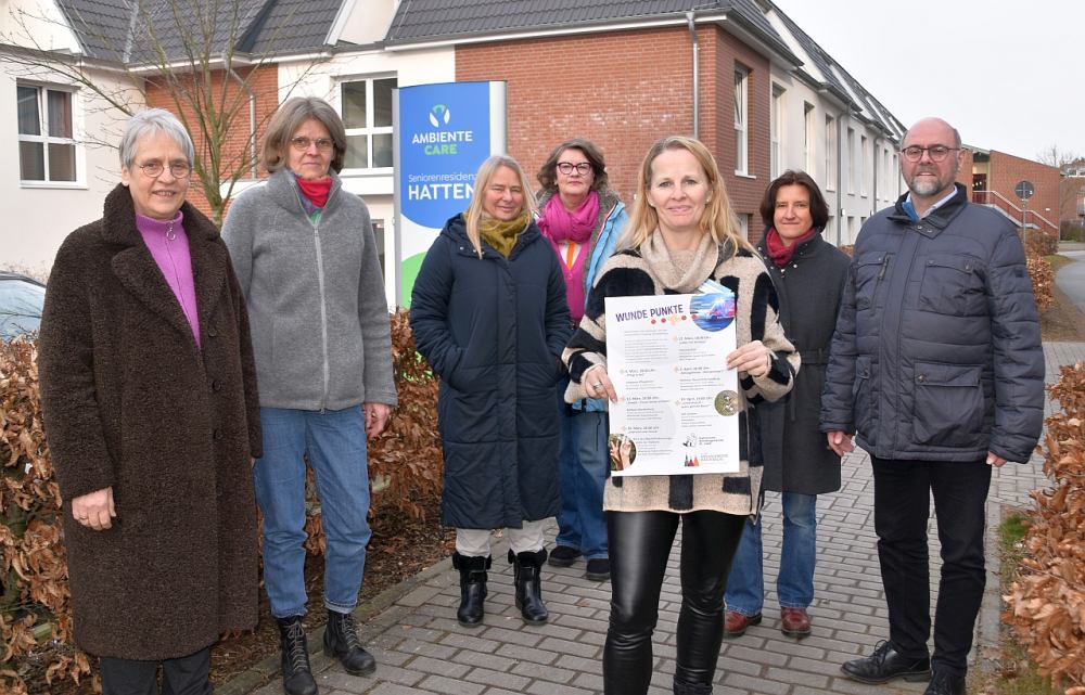 Melanie zu Stolberg-Wernigerode zeigt das Plakat der Aktion 