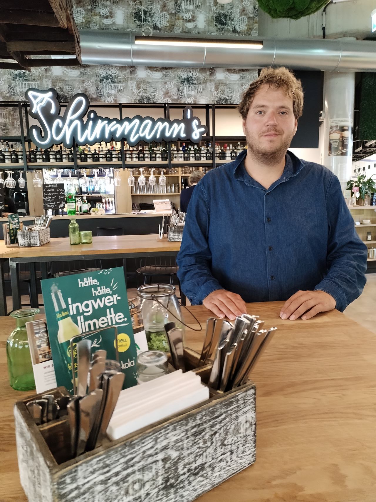 Jan Kleen zu Gast in der Jugendherberge Oldenburg - Mittagessen im Schirrmann`s - eine Lokalität, in welcher Inklusion gelebt wird  https://www.jugendherberge.de/jugendherbergen/oldenburg/ jan-kleen-oldenburg-jugendherberge-schirrmanns-zeitung-landkreis-kurier