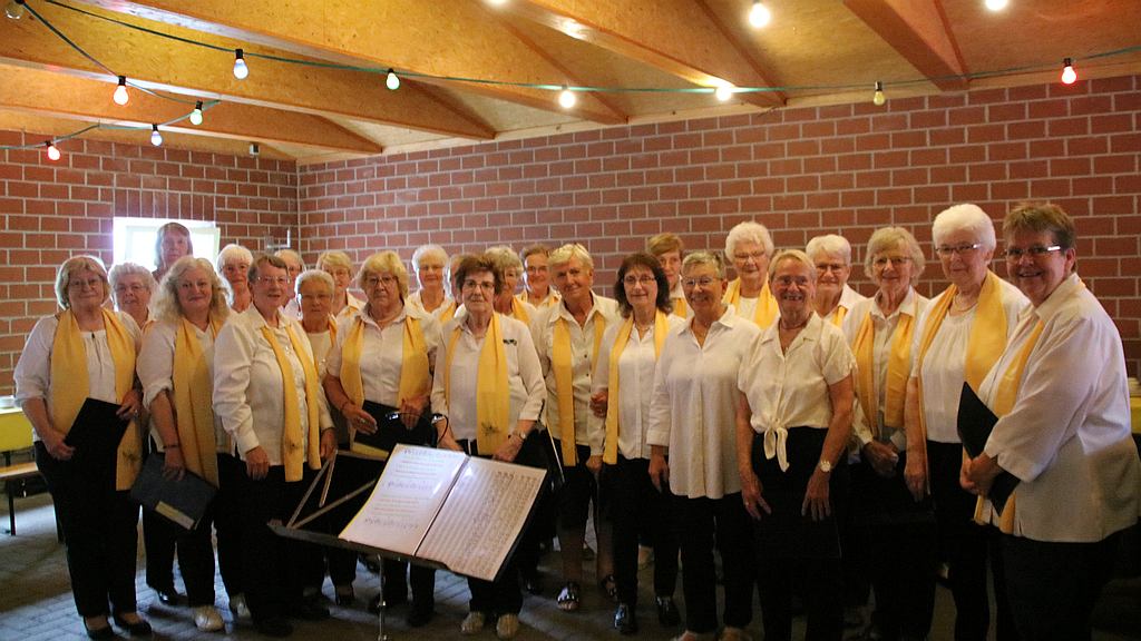 Der Landfrauenchor Kirchhatten beim Jubiläumskonzert zum 20. Geburtstag des Chores im Feuerwehrhaus Dingstede. Foto Uta Wilms Kultur und Tourismus Hatten e. V. landfrauenchor-kirchhatten-20_jahre_jubiläum_dingstede_feuerwehrhaus_uta_wilms_kultur_tourismus_hatten