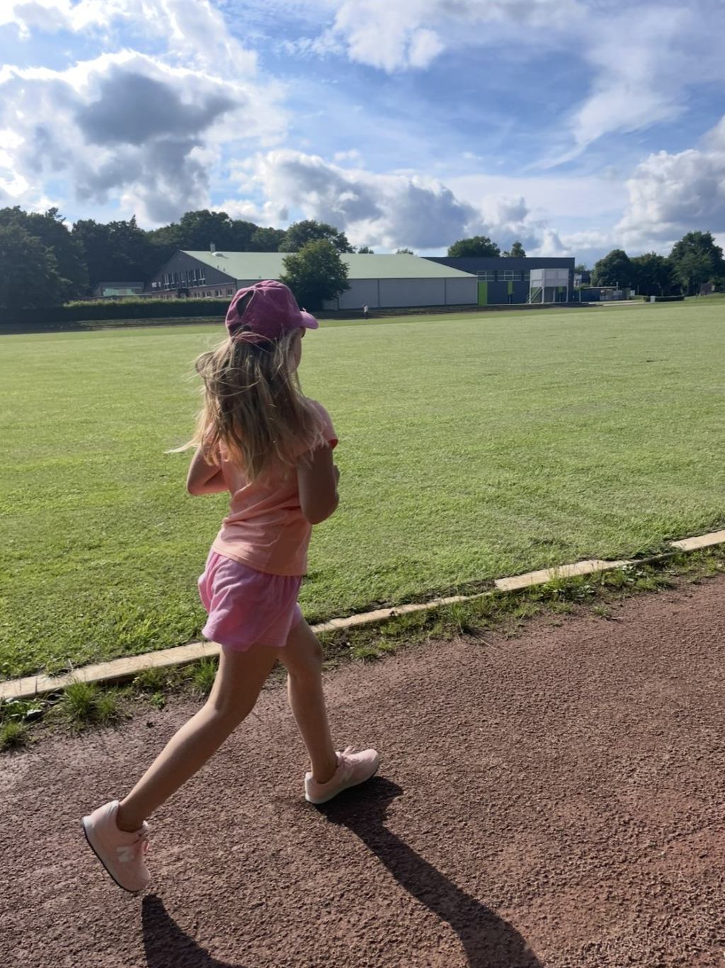 Laufen für alle - Donnerstag von 18.00 - 19.00 Uhr auf dem Sportplatz am Everkamp in Wardenburg. Kostenlos. Jeder kann mitmachen. Foto: Maria Penning Laufen für alle - Donnerstag von 18.00 - 19.00 Uhr auf dem Sportplatz am Everkamp in Wardenburg. Kostenlos. Jeder kann mitmachen. Foto: Maria Penning