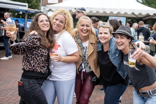 Wardenbürgerinnen feiern. Party Sommergefühl Wardenburg 2025. Foto Nika Kramer Dorffotografin Wardenbürgerinnen feiern. Party Sommergefühl Wardenburg 2025. Foto Nika Kramer Dorffotografin
